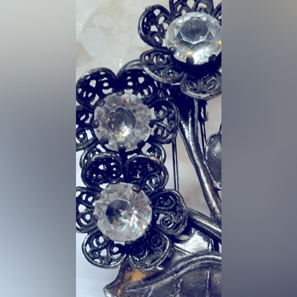 Antique pin silvertone filigree, clear crystal flower bouquet fur clip/hat pin. - Picture 3 of 5